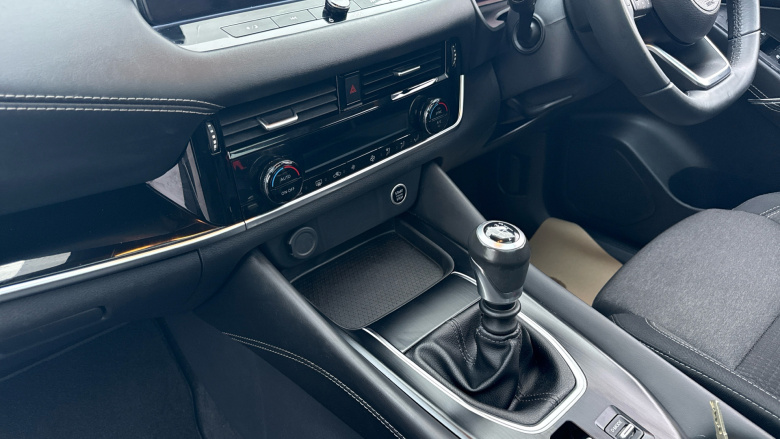 Nissan Qashqai 1.3 DiG-T MH N-Connecta [Glass Roof] 5dr Petrol Hatchback